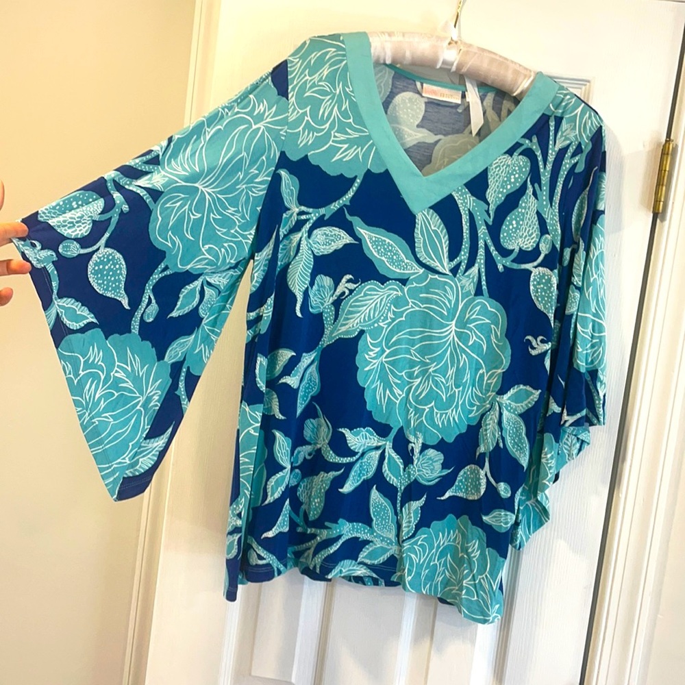 Like new v neck! 3/4 sleeve w/ angled cut.